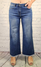 Load image into Gallery viewer, Crop Jeans