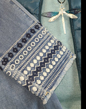 Load image into Gallery viewer, Embellished Skinny Jeans