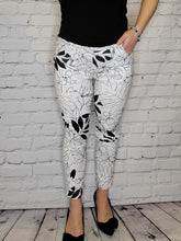 Load image into Gallery viewer, Pull On Ankle Pants with Pockets