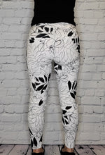 Load image into Gallery viewer, Pull On Ankle Pants with Pockets