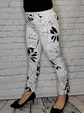 Load image into Gallery viewer, Pull On Ankle Pants with Pockets